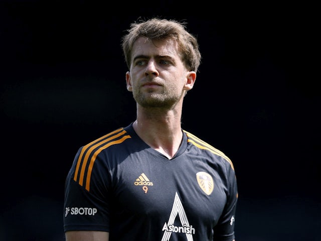 Patrick Bamford warms up for Leeds United on August 6, 2022