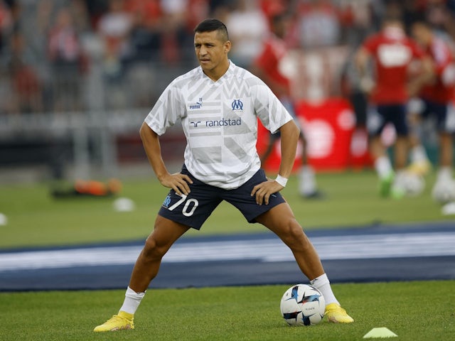 Alexis Sanchez warms up for Marseille on August 14, 2022