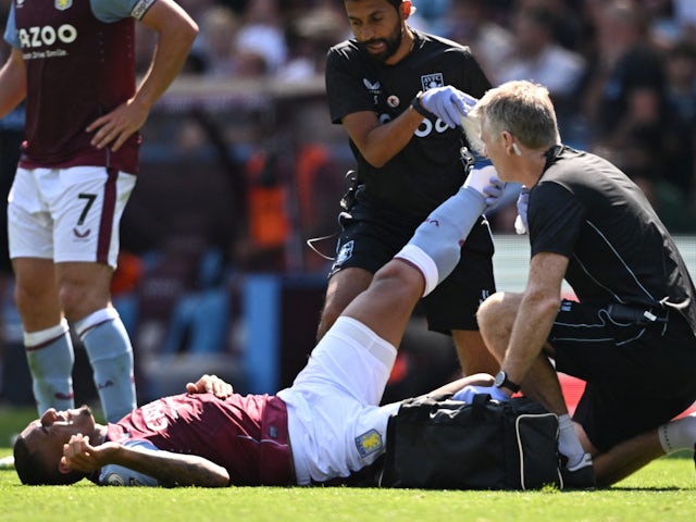 El defensa del Aston Villa, Diego Carlos, recibe tratamiento durante el partido de la Premier League con el Everton el 13 de agosto de 2022.