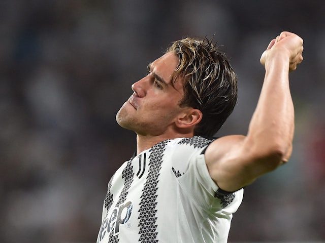 Dusan Vlahović świętuje zdobycie gola dla Juventusu 15 sierpnia 2022 roku