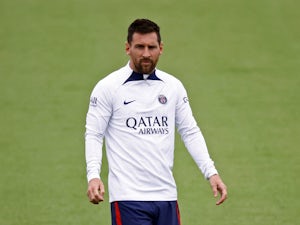 Lionel Messi 'ignoring phone calls from Barcelona'