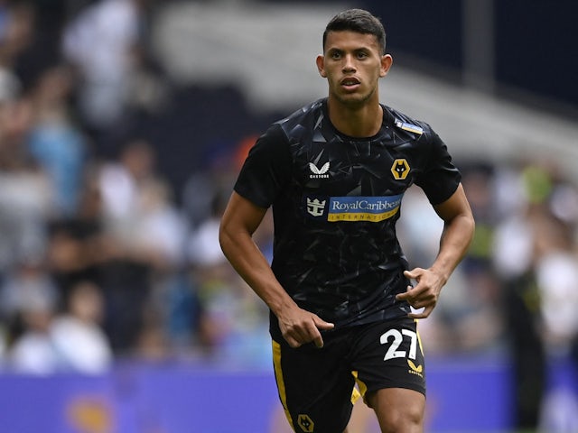 Matheus Nunes aquece pelo Wolverhampton Wanderers em 20 de agosto de 2022