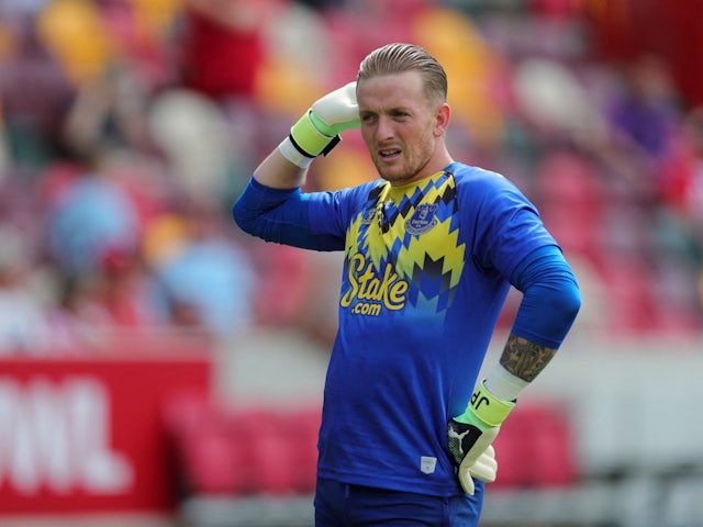 Jordan Pickford warms up for Everton on August 27, 2022