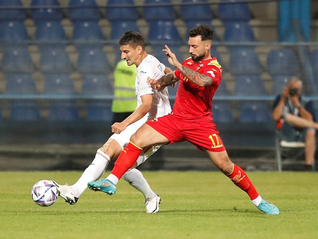 Čiernohorský hráč Sid Haksapanović v zápase s Rumunom Julianom Cristiom 4. júna 2022