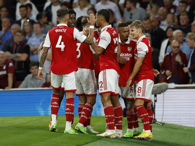 Gabriel Jesus dell'Arsenal festeggia il suo primo gol con i compagni di squadra il 31 agosto 2022
