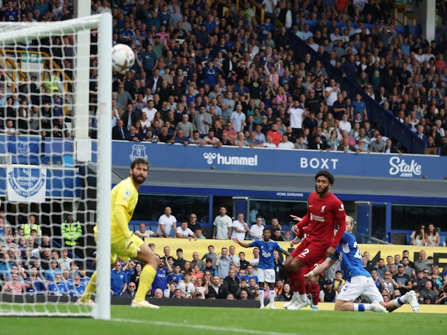 Everton's Tom Davies shoots at goal on September 3, 2022