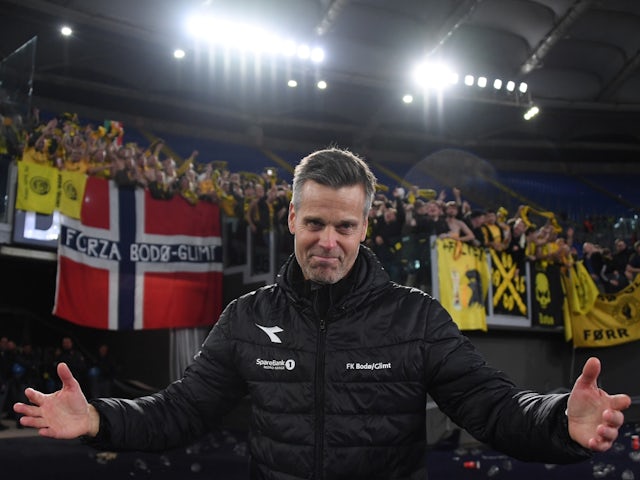 El entrenador en jefe de Bodo/Glimt, Kjetil Knutsen, celebra después del partido el 4 de noviembre de 2021