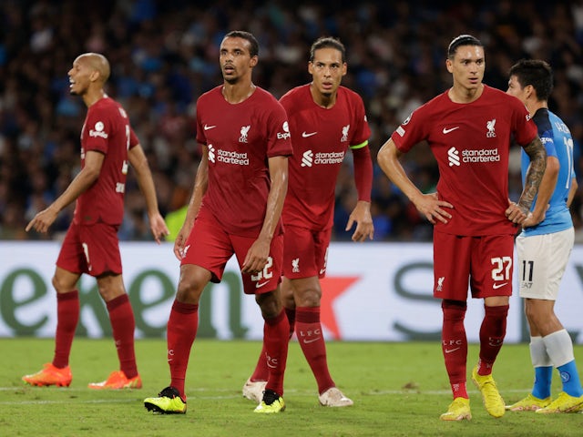Jogadores do Liverpool parecem desanimados após a derrota para o Napoli em 7 de setembro de 2022