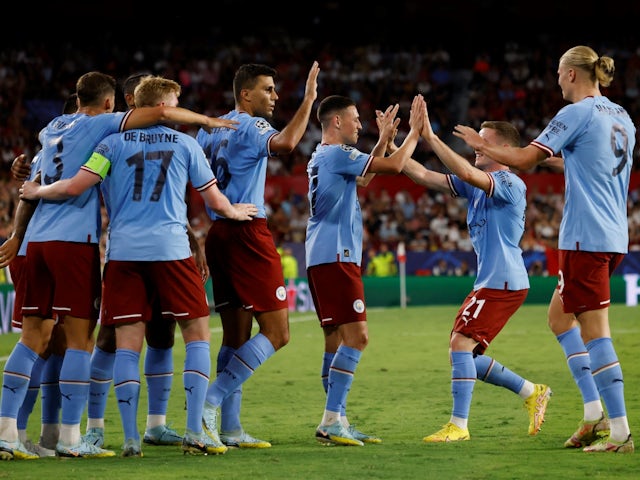 Phil Foden del Manchester City festeggia il suo secondo gol con i compagni di squadra il 6 settembre 2022