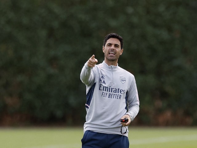 Mikel Arteta leads Arsenal training on September 7, 2022