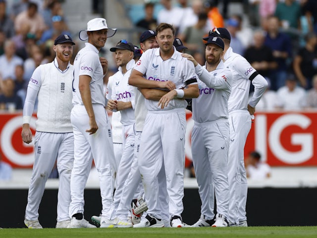 Wickets tumble as England take lead in decisive Test