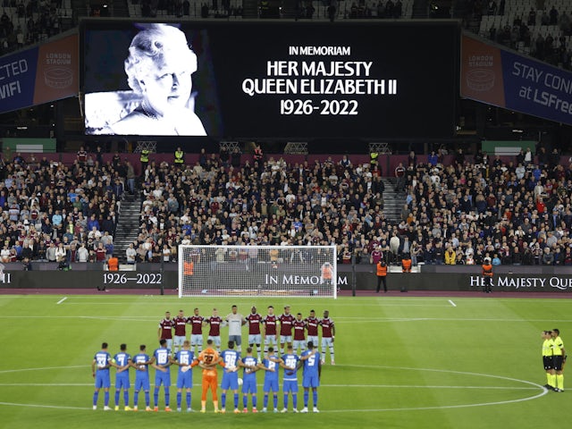 General view of the players during a minutes silence before the match after the death of Britain's Queen Elizabeth on September 8, 2022