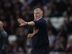 Sunderland manager Tony Mowbray reacts on August 31, 2022