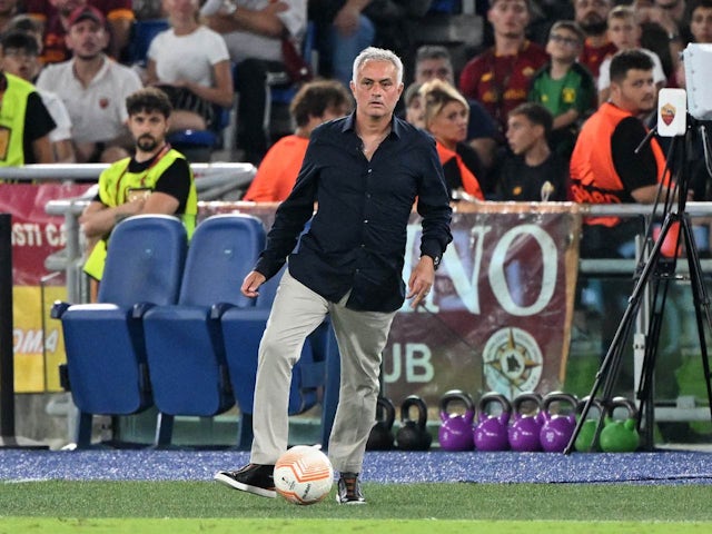 Il tecnico della Roma Jose Mourinho controlla il pallone il 15 settembre 2022