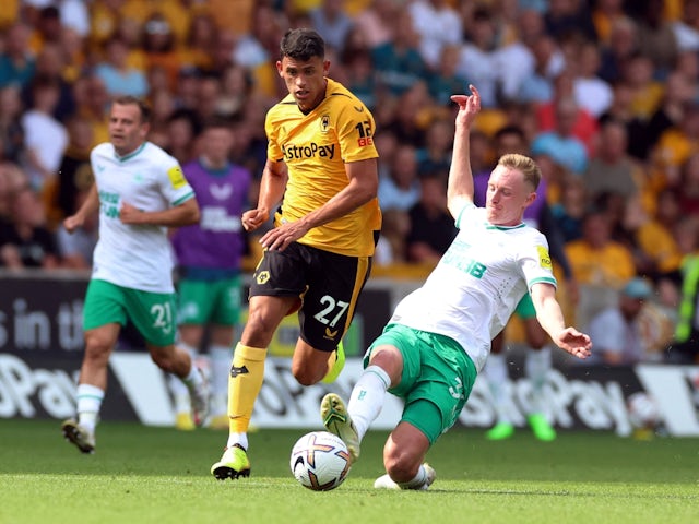 Matheus Nunes, do Wolverhampton Wanderers, em ação com Sean Longstaff, do Newcastle United, em 28 de agosto de 2022
