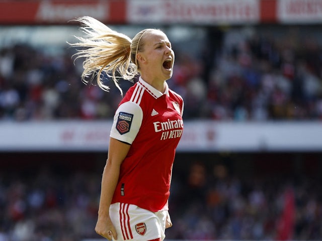 Beth Mead celebra el gol del Arsenal Femenino el 24 de septiembre de 2022