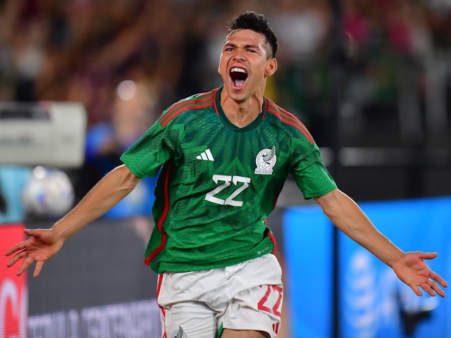 2022년 9월 24일 멕시코의 히르빙 로자노가 득점한 것을 축하하고 있다.