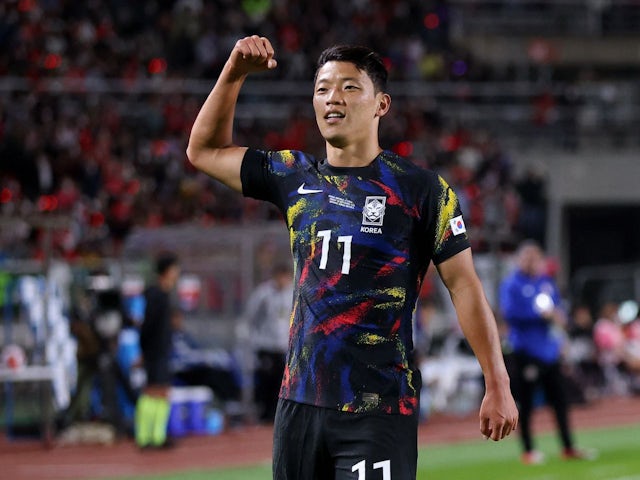 황희찬이 2022년 9월 23일 한국의 득점을 축하하고 있다.