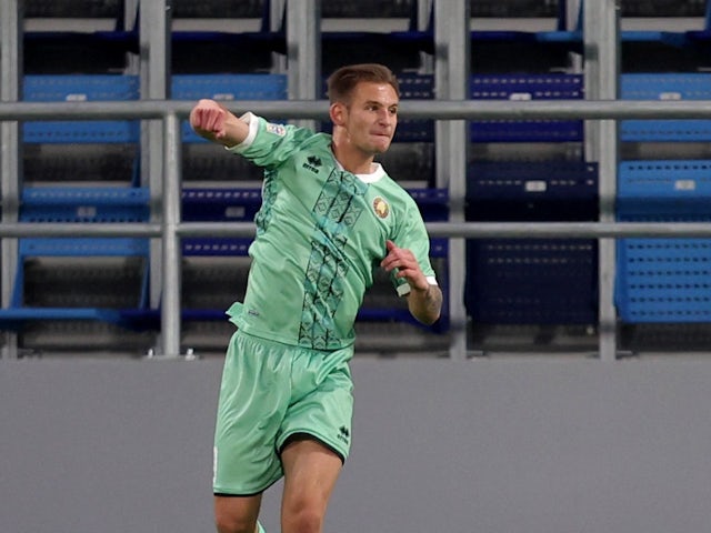 Ivan Bakhar celebra marcar un gol para Bielorrusia el 25 de septiembre de 2022