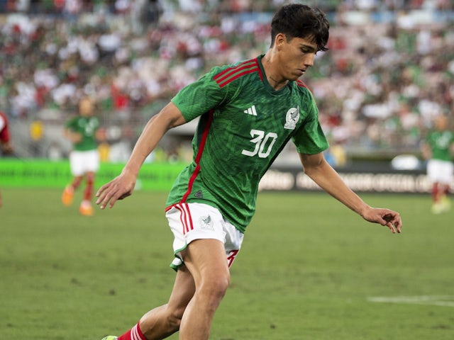 Kevin Alvarez en el partido de México el 24 de septiembre de 2022