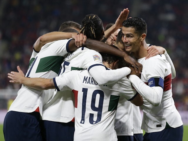 Portugalec Diogo Dalot slaví 24. září 2022 se svými spoluhráči svůj třetí gól