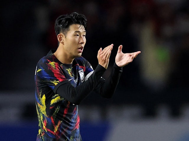 Son Heung-min celebra marcar goles para Corea del Sur el 23 de septiembre de 2022
