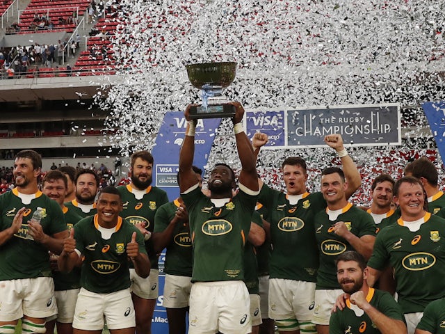 South Africa's Siya Kolisi lifts the trophy as he celebrates with teammates after winning the match against Argentina on September 17, 2022