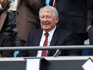 Ferguson encourages Man United to sign a new striker