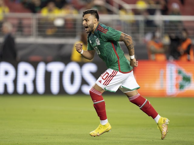 Alexis Vega celebra el gol de México el 27 de septiembre de 2022