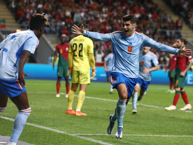 Álvaro Morata de España celebra marcar su primer gol con Neco Williams el 27 de septiembre de 2022