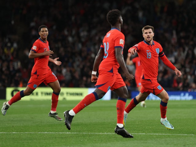 Mason Mount festeggia i gol segnati dall'Inghilterra contro la Germania il 26 settembre 2022