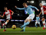 Manchester City's Kevin De Bruyne in action with Southampton's Cedric Soares and Oriol Romeu on November 29, 2017