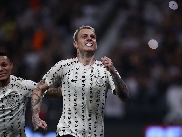 Roger Guedes celebrates scoring for Corinthians on October 8, 2022