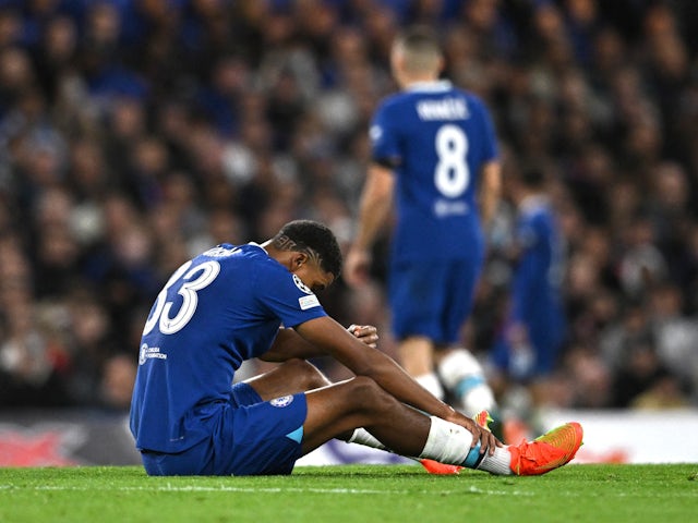 El defensa del Chelsea Wesley Fofana tras sufrir una lesión en la rodilla contra el AC Milan el 5 de octubre de 2022.