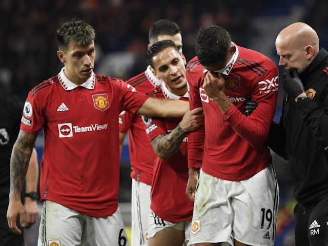Raphael Varane de Manchester United sort blessé contre Chelsea le 22 octobre 2022