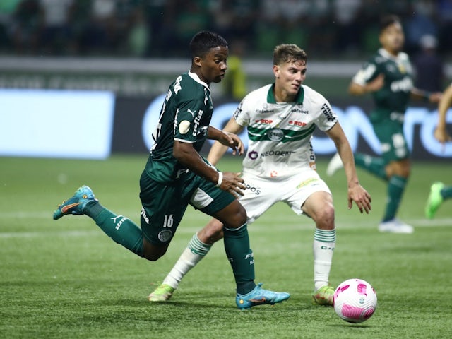 Palmeiras' Endrick in action with Coritiba's Natanael on October 6, 2022