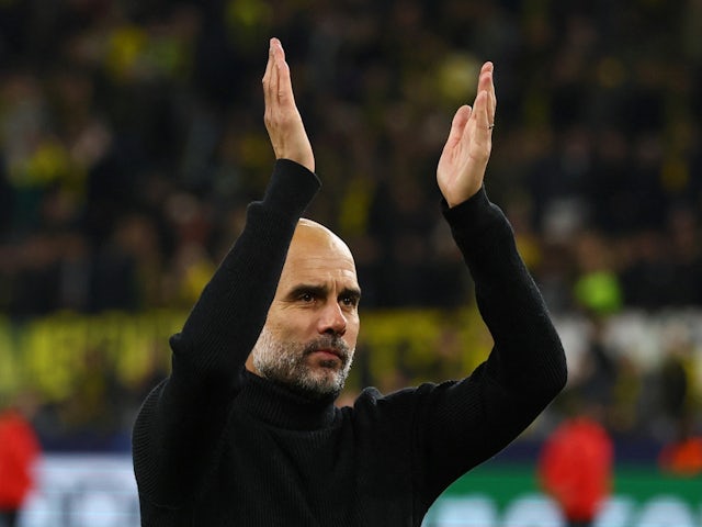 O técnico do Manchester City, Pep Guardiola, aplaude os torcedores após a partida em 25 de outubro de 2022