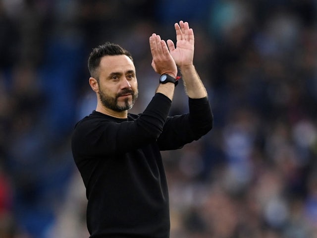 Brighton & Hove Albion manager Roberto De Zerbi applauds fans after the match on October 29, 2022