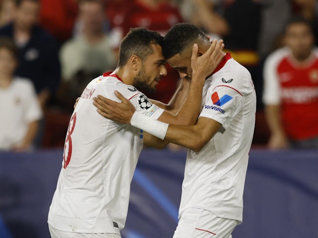 Youssef En-Nesyri, who plays for Sevilla, is happy to score his first goal with Joan Jordan on October 25, 2022