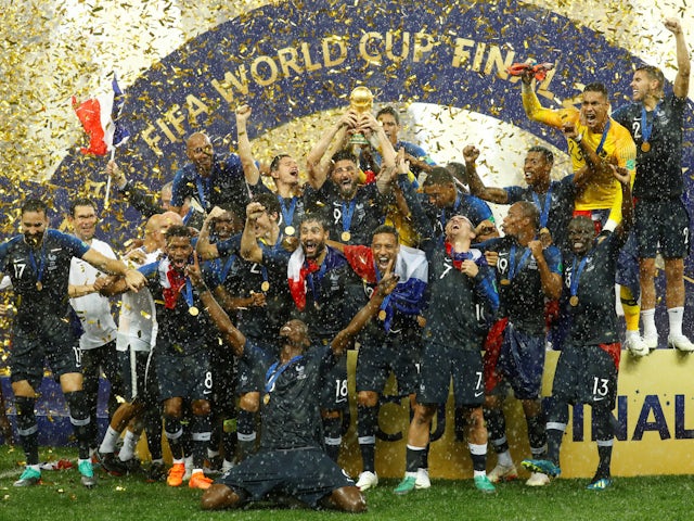Les joueurs français célèbrent avec le trophée après avoir remporté la Coupe du monde en 2018
