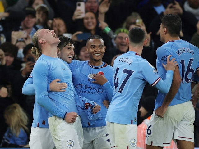 Erling Braut Haaland del Manchester City celebra marcar su segundo gol con sus compañeros el 3 de noviembre de 2022