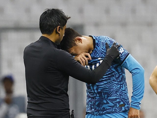 Son Heung-min de Tottenham Hotspur abandona el campo llorando el 1 de noviembre de 2022.