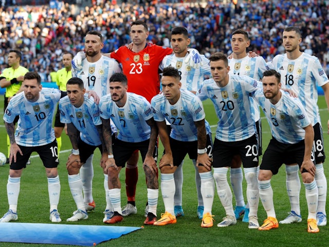 Los jugadores de Argentina posan para una foto grupal antes del partido el 1 de junio de 2022