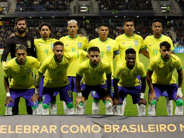 Играчите на Бразилия позират за групова снимка с отбора преди мача на 23 септември 2022 г