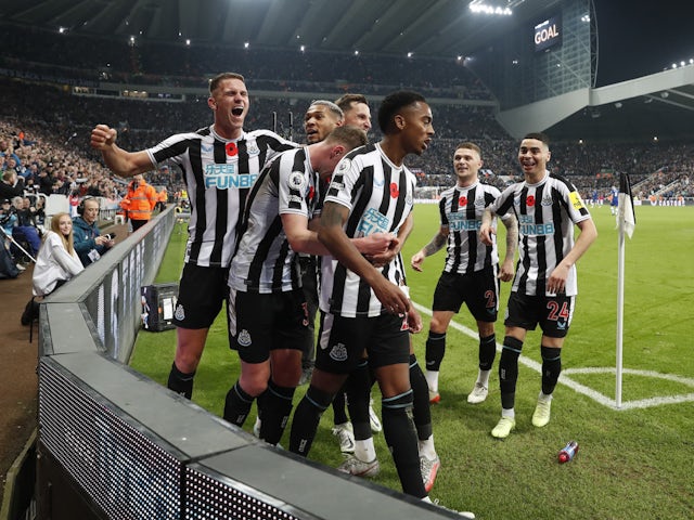Newcastle United's Joe Willock celebrates scoring their first goal with teammates on November 12, 2022