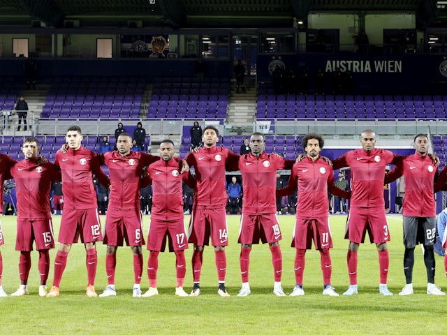 Qatarese spelers stellen zich op tijdens het volkslied voor de wedstrijd in september 2022