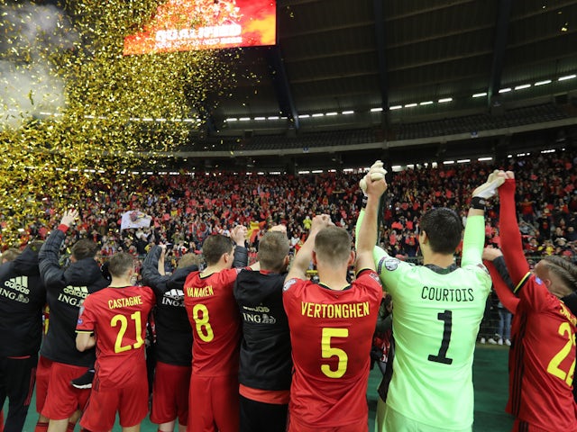 Belgische spelers vieren feest na kwalificatie voor het WK in november 2021