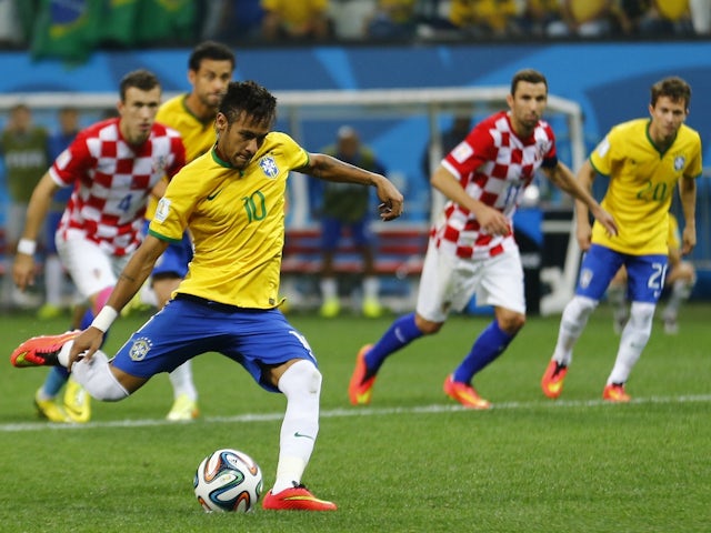 Бразилец Неймар забивает с пенальти в матче открытия ЧМ-2014 между сборными Бразилии и Хорватии на стадионе «Коринтианс» в Сан-Паулу, 12 июня 2014 года.