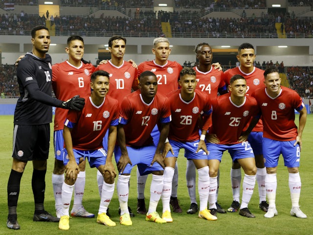 Los jugadores de Costa Rica se toman una foto grupal con el equipo antes del partido el 9 de noviembre de 2022