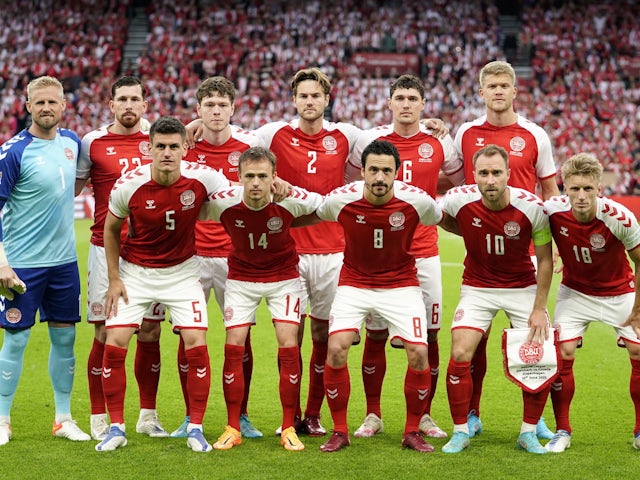 Les joueurs du Danemark posent pour une photo de groupe avant le match de juin 2022